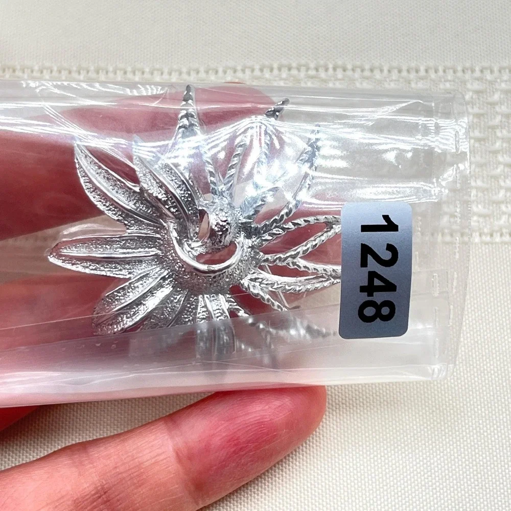Vintage Sarah Coventry Poinsettia Holiday Flower Silver Tone Brooch Pin